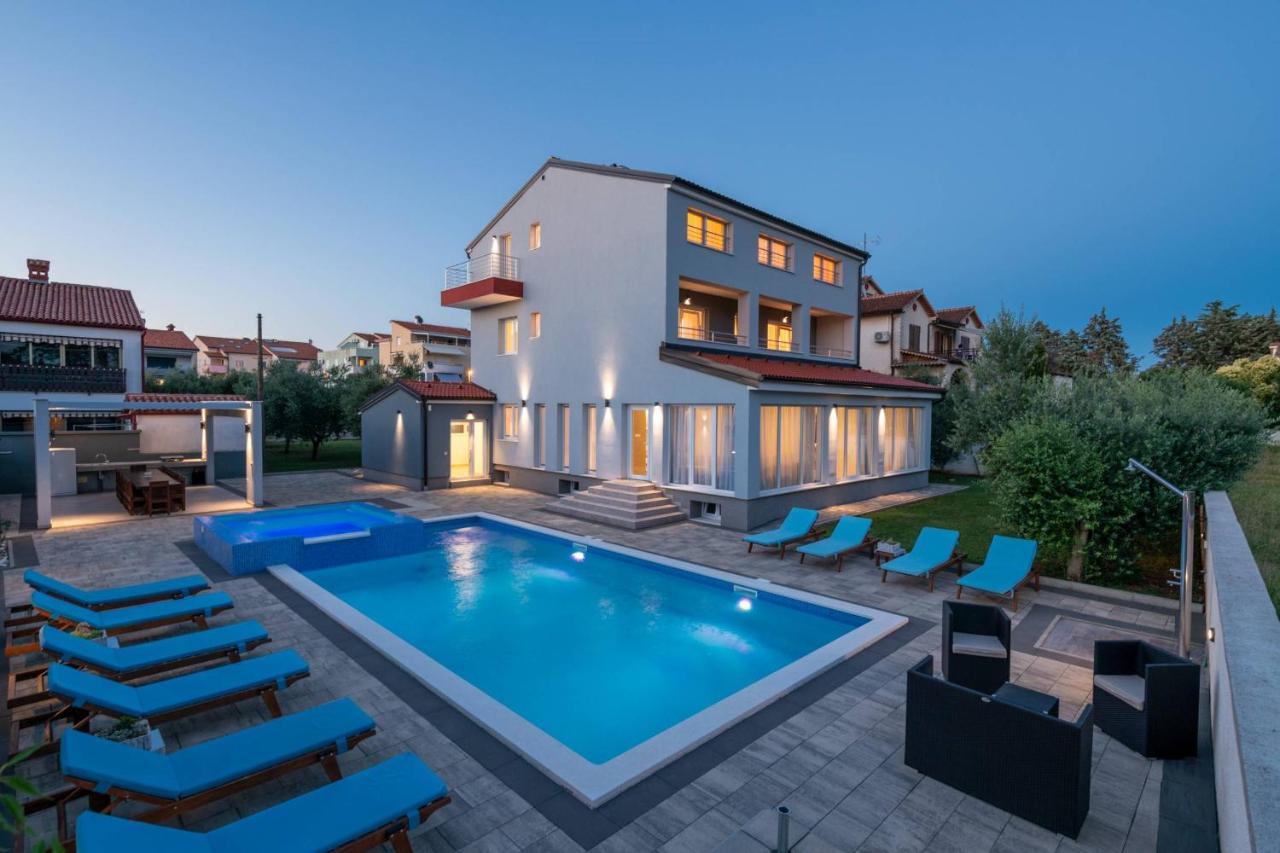 9 Bedroom In Медулин